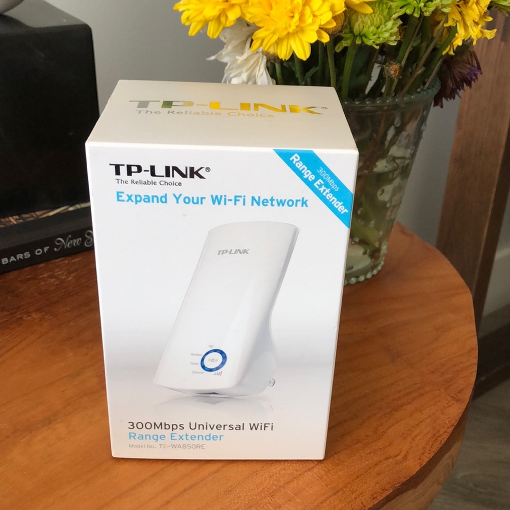 TP-LINK Range Extender 300Mbps Universal WiFi Range extender. Model TL-WA850RE